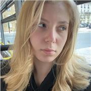 Jeune femme motivée à apprendre, faire comprendre et transmettre sa passion en la matière avec de très grandes compétences